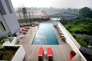 La alberca dentro o cerca de Shakti Hotel Bandung