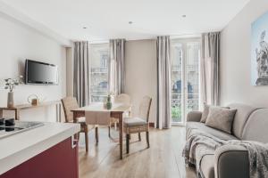 cocina y sala de estar con sofá y mesa en Petronio Residence, en Bolonia