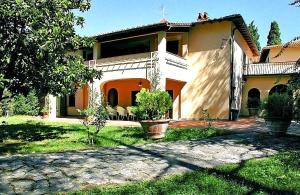 Una casa grande con un jardín enfrente. en Villa Enrica, en Santa Maria a Vezzano