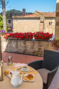 una mesa con una tetera y platos de comida en ella en La Magione dei Todaro, en Borgo a Buggiano