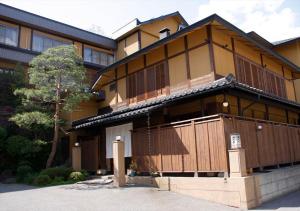 un gran edificio con un balcón en la parte superior. en Saikatei Jidaiya en Kaminoyama