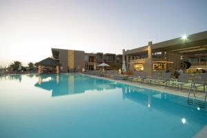 una gran piscina con sillas y un hotel en Oasis Salinas Sea, en Santa Maria