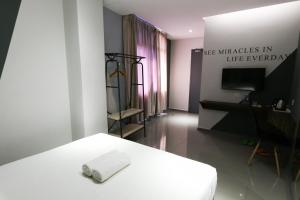 TV a/nebo společenská místnost v ubytování Hotel 99 Kota Kemuning
