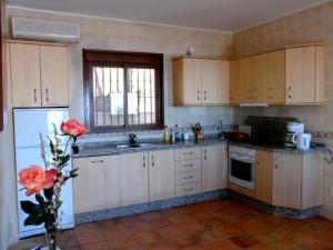 Kuchnia lub aneks kuchenny w obiekcie Elegant Villa in Arenas with Pool