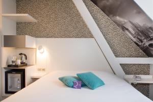 A bed or beds in a room at Mercure Strasbourg Centre Petite France