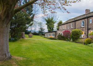 uma casa com um relvado verde em frente em Windy Harbour restaurant and accommodation em Glossop