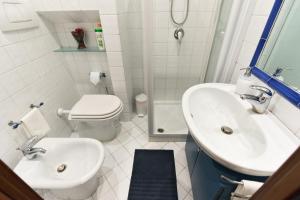 A bathroom at Enchanting loft in Trastevere