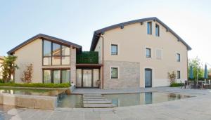 ein Haus mit Pool davor in der Unterkunft Locanda Sant'Ambrogio in Rivalta