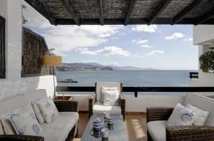 ラ・エラドゥーラにあるMarina Playa 2Hの海の景色を望むリビングルーム
