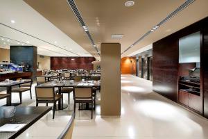 Ein Restaurant oder anderes Speiselokal in der Unterkunft Eurostars Lisboa Parque 