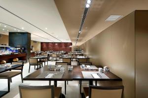 Ein Restaurant oder anderes Speiselokal in der Unterkunft Eurostars Lisboa Parque 