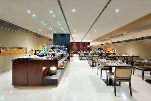 Ein Restaurant oder anderes Speiselokal in der Unterkunft Eurostars Lisboa Parque 