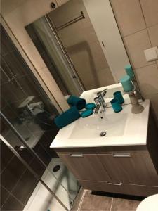 W łazience znajduje się umywalka i lustro. w obiekcie Apartamento T&T Ocean no Clube Praia da Rocha. w mieście Portimão