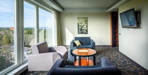 a living room with two chairs and a table at Meresuu Spa & Hotel in Narva-Jõesuu