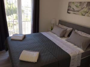 - une chambre avec un grand lit et 2 oreillers dans l'établissement Apartments Silver, à Bol