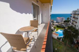 balkon z krzesłami i stołem i oceanem w obiekcie ALBAIDA II 6i MENYBER w mieście Nerja