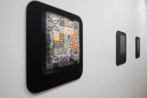 een foto aan een muur naast ingelijste foto's bij 2Naples Rooms in Napels