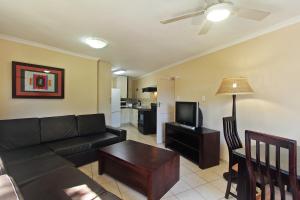 TV a/nebo společenská místnost v ubytování Uvongo River Resort