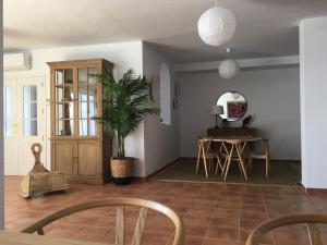 a living room with a table and a potted plant at Casa El Mero in La Herradura