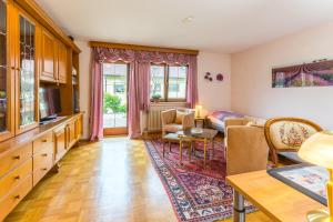 a living room with a couch and a table at Privatzimmer Ulbricht/Föhr in Friedrichshafen