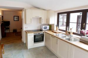Gallery image of Dairy Cottage in Porthcawl