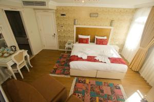 1 dormitorio con 1 cama grande y 1 mesa en Venue Hotel Istanbul Old City, en Estambul