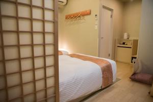 1 dormitorio con 1 cama con sábanas blancas en HOTEL MYSTAYS Asakusabashi, en Tokio