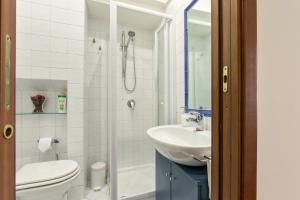A bathroom at Enchanting loft in Trastevere