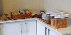 um balcão de cozinha com cestas de comida e pratos em Summerfield Guest House em Bridlington