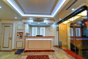 Ο χώρος του λόμπι ή της ρεσεψιόν στο Novelty Hotel