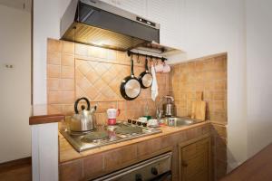 A kitchen or kitchenette at Enchanting loft in Trastevere