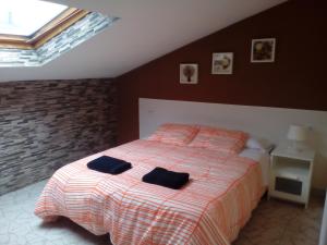 a bedroom with a bed and a window at Albergue Aqua Portomarin in Portomarin