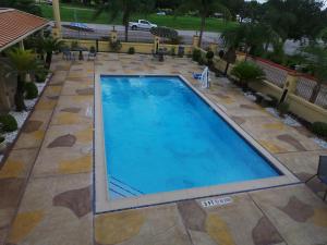 Bazén v ubytování Americas Best Value Inn & Suites-Alvin/Houston nebo v jeho okolí