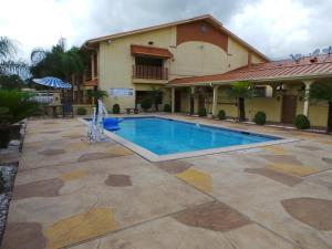 Bazén v ubytování Americas Best Value Inn & Suites-Alvin/Houston nebo v jeho okolí