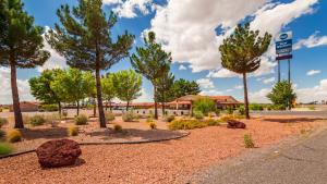 un parco con alberi e rocce sul ciglio di una strada di Best Western Deming Southwest Inn a Deming