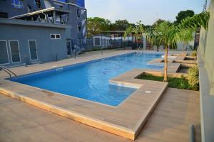 Bazén v ubytování The Envoy Hotel Abuja nebo v jeho okolí