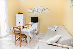 a living room with a table and a bed at Casa Vacanze Cau in Alghero