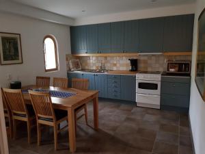 Kuchyň nebo kuchyňský kout v ubytování Linda Gård apartment