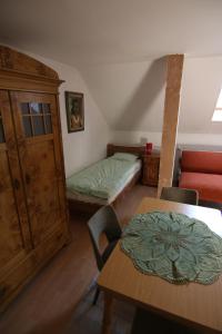 Un pat sau paturi într-o cameră la Bed & More Pogányvár
