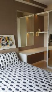 Ein Bett oder Betten in einem Zimmer der Unterkunft Kubu Aji Bandung, Parahyangan Residence