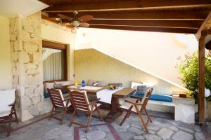 Posedenie v ubytovaní Sani Beach Villa