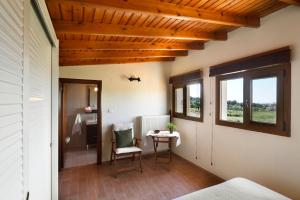 Posteľ alebo postele v izbe v ubytovaní Sani Beach Villa