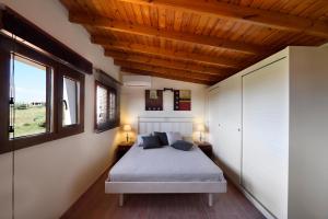Posteľ alebo postele v izbe v ubytovaní Sani Beach Villa