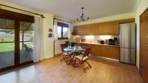 Kuchyňa alebo kuchynka v ubytovaní Sani Beach Villa