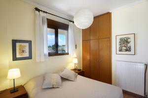 Posteľ alebo postele v izbe v ubytovaní Sani Beach Villa