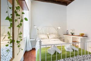 A bed or beds in a room at Enchanting loft in Trastevere