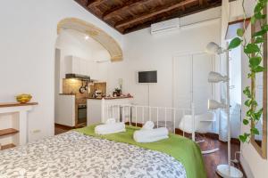 ローマにあるEnchanting loft in Trastevereのベッドルーム(大型ベッド1台付)、キッチン