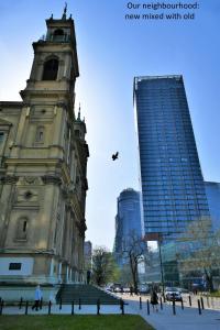 um edifício antigo com uma torre de relógio numa cidade em Warsaw Hostel Centrum Private Rooms & Dorms em Varsóvia