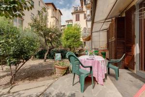 un tavolo e sedie seduti su un patio di Mimì apartment with garden a Firenze