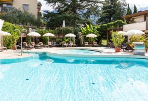 Bazén v ubytování Hotel Mignon Meran Park & Spa nebo v jeho okolí
